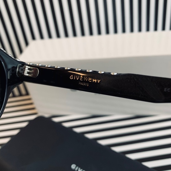 💜Givenchy black studded sunglasses - Picture 5 of 6